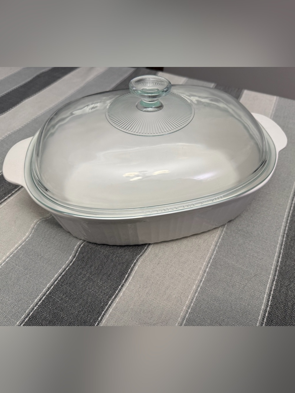 Corningware French White 4 qt - 3.8 L Ceramic Casserole with Clear Glass Lid